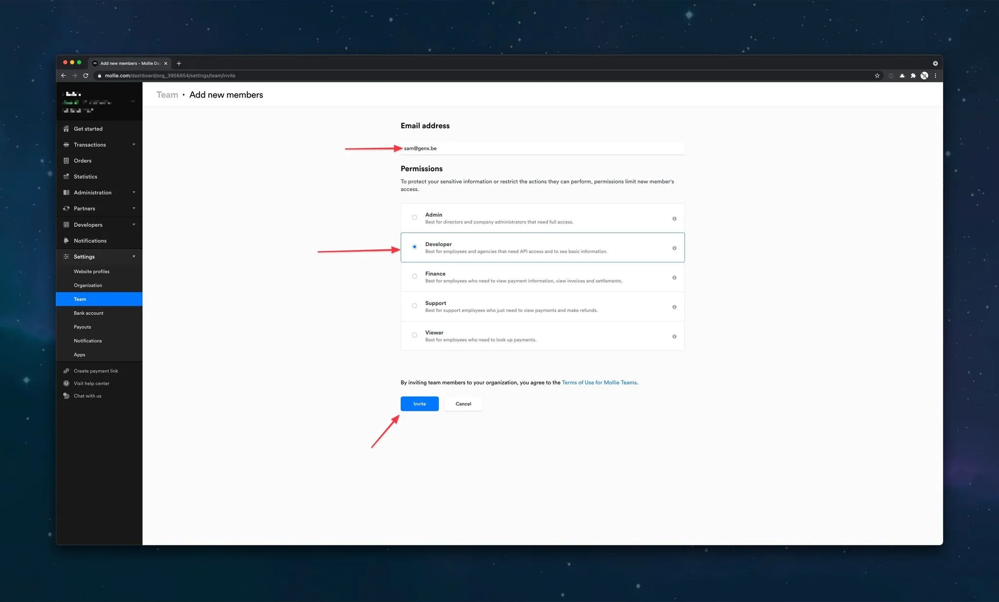Mollie scherm Add new members met het e-mailadres ingevuld en de rol Developer geselecteerd